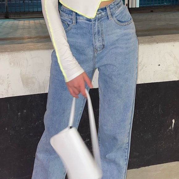 Light washed jeans with slit at the bottom of jeans - Picture 2 of 5